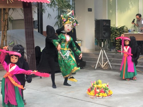Tiết mục biểu diễn của Nhà hát  múa rối Việt Nam mở đầu cho lễ khai mạc triển lãm Xuân của nhóm họa sĩ - điêu khắc SONG HONG ART