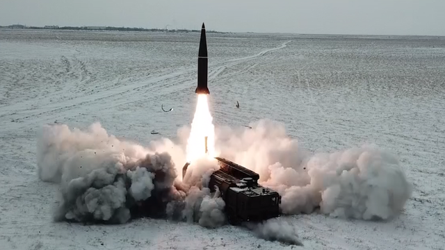 Tên lửa Iskander-M của Nga rời bệ phóng (Ảnh: Bộ Quốc phòng Nga)