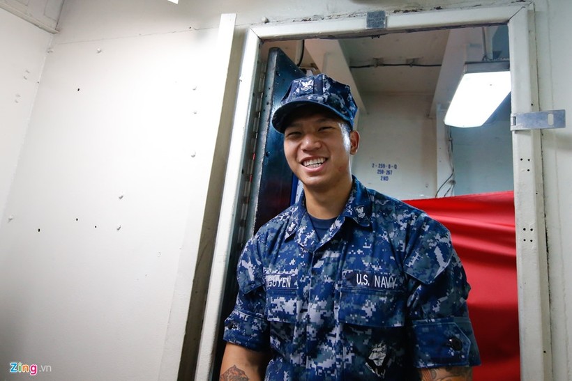 Thủy thủ gốc Việt và cuộc sống trên siêu tàu sân bay Mỹ