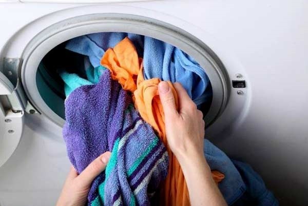 Giặt "quá tải" quần áo trong máy giặt sẽ khiến máy giặt không thể hoạt động hiệu quả do quần áo bị vướng vào trục quay, làm giảm tuổi thọ của máy.