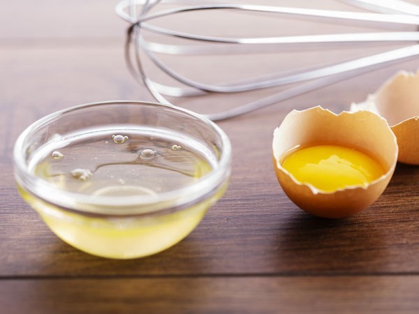 Lòng trắng trứng gà có tác dụng giúp canh bớt mặn (Ảnh: Internet)