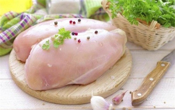 Bạn nên nấu chín thịt gà ở nhiệt độ 165 độ C để tiêu diệt vi khuẩn độc hại. Ảnh: Thedailymeal.