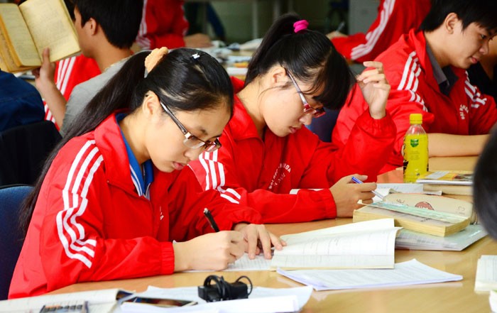 Sinh viên trường ĐH Bách khoa Hà Nội đang học tại thư viện của trường