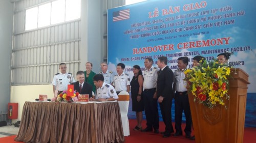 Đại sứ Hoa Kỳ Daniel Kritenbrink và Trung tướng Nguyễn Quang Đạm tại buổi lễ bàn giao.