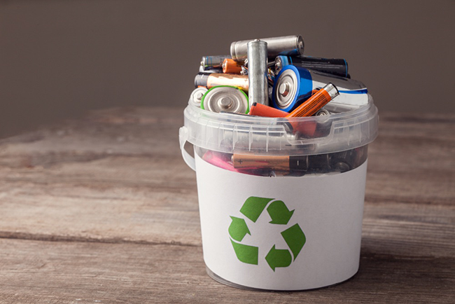 Vì sao không được vứt pin đã qua sử dụng vào thùng rác?
