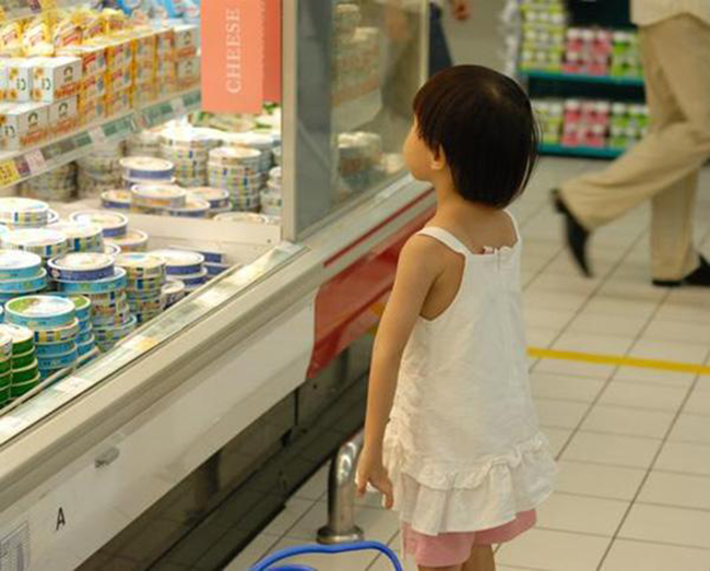 Rất nhiều cha mẹ Việt khước từ lời đòi hỏi mua đồ chơi, quần áo…của con bằng câu nói “Nhà mình nghèo”, nhưng vậy có đúng?