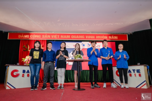 Đội IN TIME (trái) và đội Phong Minh Hoa trong vòng thi chung kết G-Bate 2018