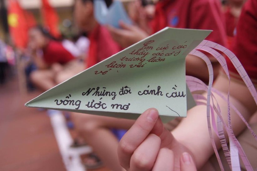 Học sinh Hệ thống Giáo dục Lômônôxốp viết ước mơ lên máy bay giấy trong lễ khai giảng năm học 2017 - 2018