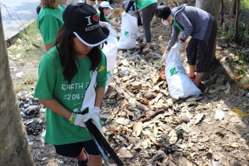 Các tình nguyện viên tham gia nhặt rác trên đường Nguyễn Văn Linh, một tuyến đường đông đúc ở Quận 7, TP. Hồ Chí Minh
