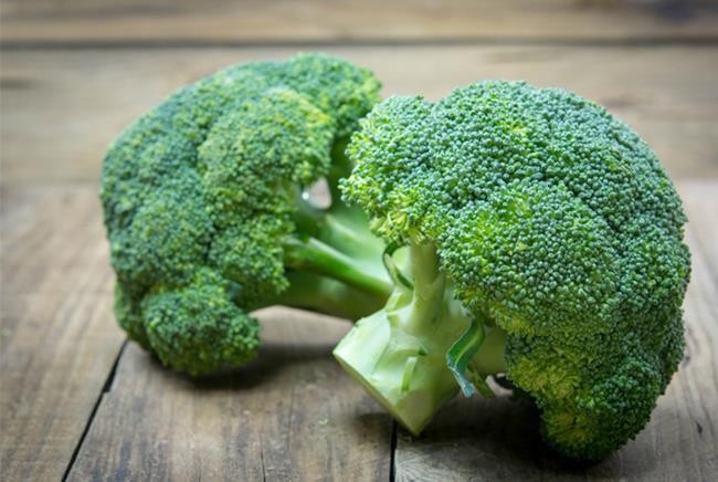 Bông cải xanh có nhiều chất chống lão hoá như vitamine C, E và beta-carotene, giàu chất xơ, giúp giảm nguy cơ ung thư.