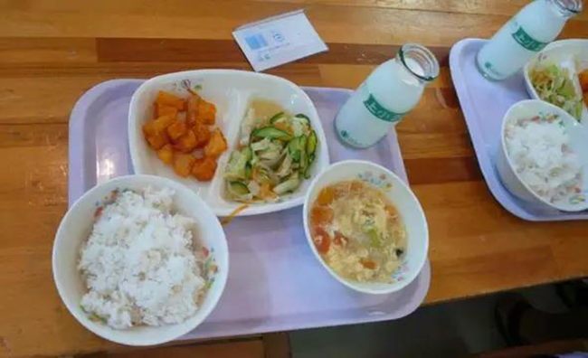 Đây là suất ăn trưa của học sinh tại nhà ăn của một trường Tiểu học ở Nhật Bản. Nó vô cùng đơn giản với 1 bát canh trứng, 1 bát cơm, 1 chút rau cùng chút thịt.
