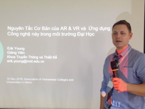 Thạc sĩ Erik Young, giảng viên khoa Truyền thông & Thiết kế, chia sẻ kinh nghiệm của RMIT Việt Nam về Thiết lập phòng thí nghiệm thực tế ảo hỗn hợp trong trường đại học tại hội thảo.