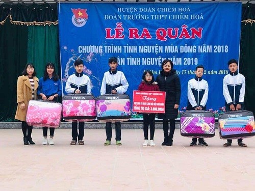 Cô Trần Thị Thơm - Phó Hiệu trưởng nhà trường và cô Tề Thị Thanh Hiền- Bí thư Đoàn TNCS HCM trao quà cho 6 đoàn viên thanh niên có hoàn cảnh khó khăn