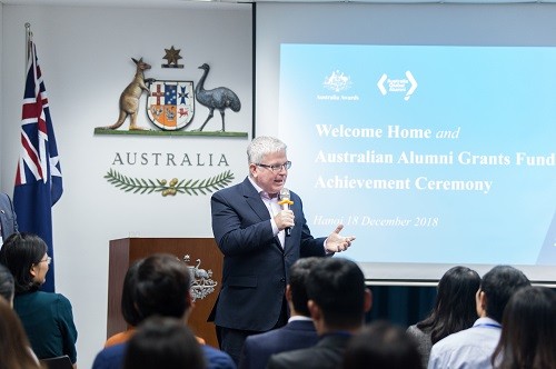 Đại sứ Craig Chittick  phát biểu trong buổi chào đón cựu sinh viên Việt Nam trở về từ Australia, tháng 12/2018