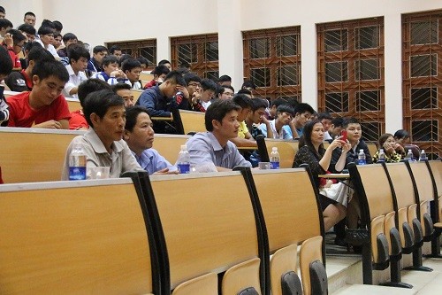TS Vũ Mạnh Cường (hàng đầu, thứ ba từ trái sang) lắng nghe ý kiến của SV Khu nội trú
