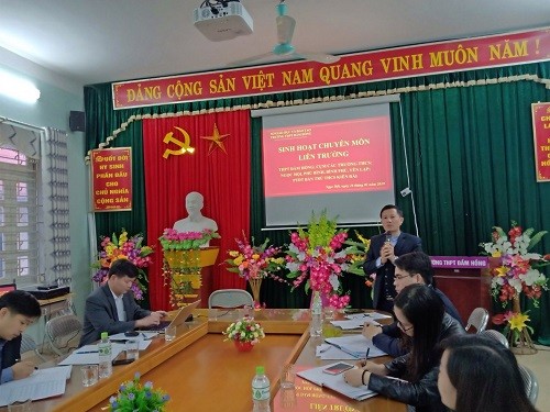 Ông Nguyễn Trung Phần - Chuyên viên Phòng GD Trung học - Sở GD&ĐT Tuyên Quang dự giờ sinh hoạt chuyên môn của Trường THPT Đầm Hồng