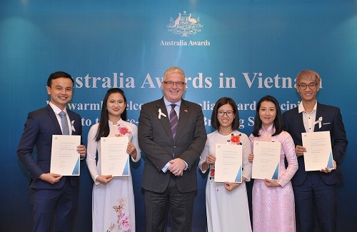 Ngài Craig Chittick – Đại sứ Australia tại Việt Nam -cùng  các ứng viên được trao Học bổng Chính phủ Australia vòng tuyển chọn 2018.