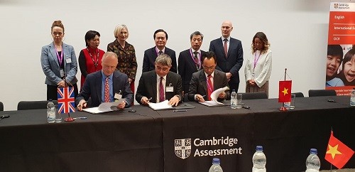 Lễ ký kết Biên bản ghi nhớ hợp tác giữa trường ĐH Bách khoa Hà Nội và Cambridge Assessment trước sự chứng kiến của Bộ trưởng Phùng Xuân Nhạ cùng các đại diện của Cambridge Assessment