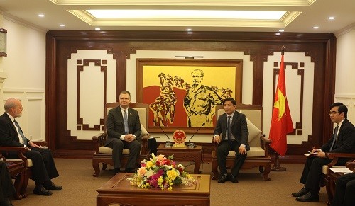 Đại sứ Hoa Kỳ tại Việt Nam Daniel J. Kritenbrink, Bộ trưởng Bộ Giao thông Vận tải Nguyễn Văn Thể và các đại biểu tại buổi gặp gỡ.