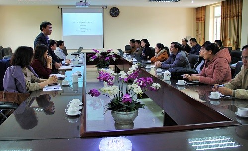 PGS.TS Nguyễn Thế Hùng - Phó Hiệu trưởng nhà trường (đứng) - phát biểu tại Hội thảo