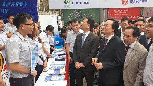 Bộ trưởng Bộ GD&ĐT Phùng Xuân Nhạ và Bộ trưởng Bộ TTTT thăm các gian hàng triển lãm ICT.