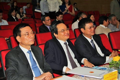 Từ trái qua: Bộ trưởng Nguyễn Mạnh Hùng, Bộ trưởng Phùng Xuân Nhạ, Thứ trưởng Bộ GD&ĐT Lê Hải An dự chương trình tọa đàm