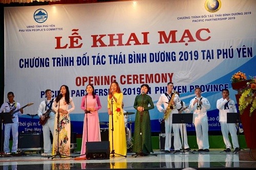 Ban nhạc "Làn sóng lớn" của Hạm đội Thái Bình Dương Hoa Kỳ và các nghệ sĩ tại Phú Yên biểu diễn tại lễ khai mạc 