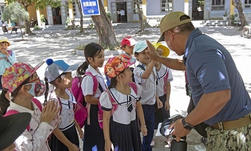 Một thành viên đoàn đoàn PP19 và các học sinh tại Trường Tiểu học Võ Thị Sáu (Phú Yên)
