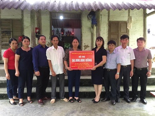 Cô giáo Đinh Thị Thúy Hoa nhận tiền hỗ trợ của Công đoàn Bộ GD&ĐT trong ngày khởi công xây nhà “Mái ấm Công đoàn”.