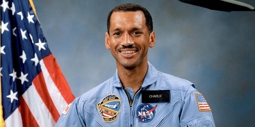 Thiếu tướng Charles Frank Bolden Jr khi còn là nhà du hành vũ trụ