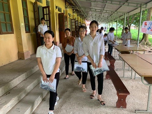 Các thí sinh tại điểm thi Trường THPT Kim Bình phấn khởi trước giờ thi môn Toán