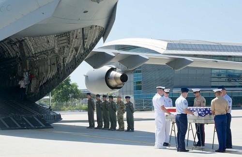 Quân nhân Mỹ thực hiện các nghi thức tại lễ hồi hương hài cốt quân nhân Mỹ lần thứ 150 tại Sân bay Quốc tế Đà Nẵng.
 