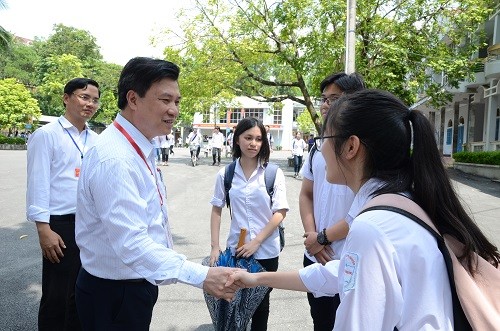 Thứ trưởng Nguyễn Hữu Độ động viên tinh thần thí sinh tại điểm thi Trường THPT chuyên tỉnh Tuyên Quang