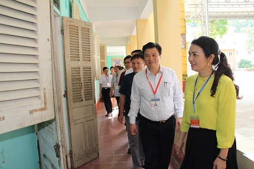 Thứ trưởng Nguyễn Hữu Độ kiểm tra phòng thi tại điểm thi Trường THPT Tân Trào- Tuyên Quang.