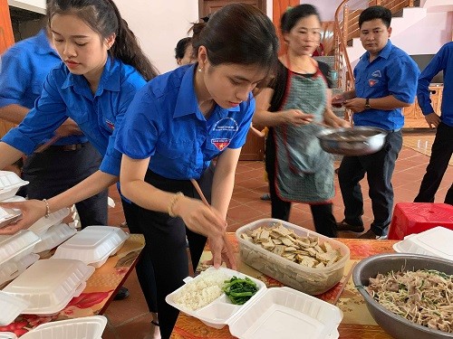Áo xanh Tuyên Quang: Túc trực trường thi, vào bếp sắp cơm “chăm” thí sinh 