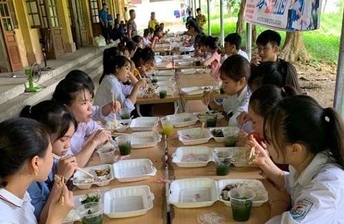 Các HS lớp 12 Trường THPT Kim Bình ăn trưa sau buổi thi THPTQG 2019