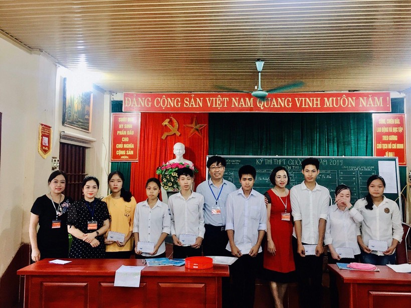 Đại diện đoàn cán bộ, giảng viên Trường ĐH Sư phạm (ĐH Thái Nguyên) trao quà cho thí sinh vượt khó của Trường THPT Kim Xuyên (huyện Sơn Dương)