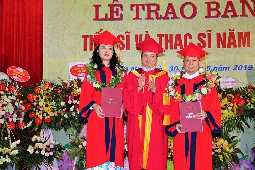 GS.TS Phạm Quang Trung – Bí thư Đảng ủy, Giám đốc Học viện - trao bằng cho 2 tân tiến sĩ ngành QLGD