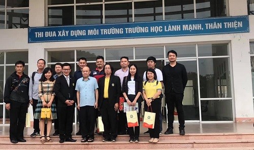 TS Đoàn Đức Lân – Phó Hiệu trưởng Trường ĐH Tây Bắc (hàng đầu tiên, thứ ba từ phải sang) chụp ảnh lưu niệm cùng đoàn công tác  Trường ĐH Chiang Rai Rajabhat (Thái Lan)