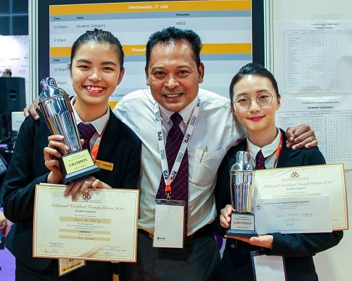 2 SV Fannie Foo, Lim Yuwan và ông Isaac Joshua - Trưởng khoa Du lịch và Nhà hàng – Khách sạn thuộc trường MDIS.