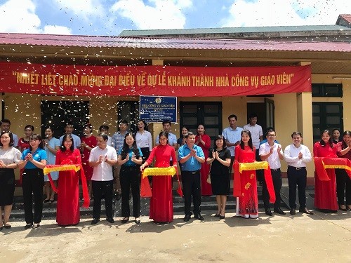 Các đại biểu cắt băng khánh thành công trình nhà công vụ GV trường THPT Hà Lang