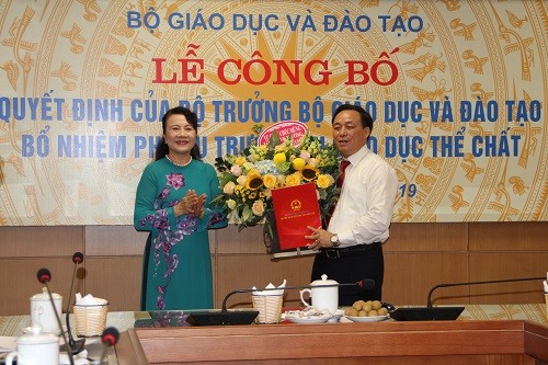 Thứ trưởng Nguyễn Thị Nghĩa trao Quyết định bổ nhiệm và tặng hoa chúc mừng tân Phó Vụ trưởng Vụ Giáo dục Thể chất Trần Văn Lam. 