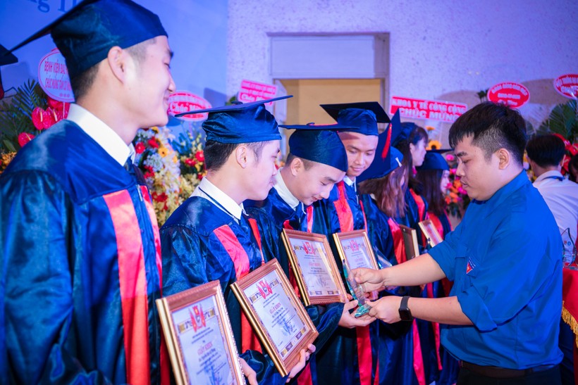 Sinh viên ĐH Y Dược TPHCM nhận bằng tốt nghiệp