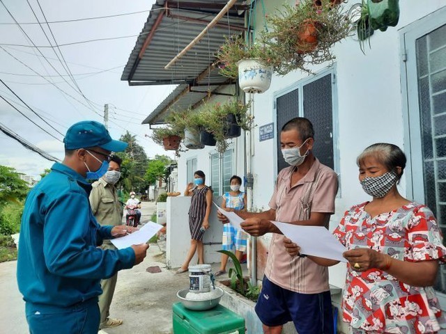 Cán bộ tổ dân phố ở phường Thạnh Xuân, Quận 12, lấy thông tin gói hỗ trợ thứ 3 cho người dân (tháng 9/2021). 