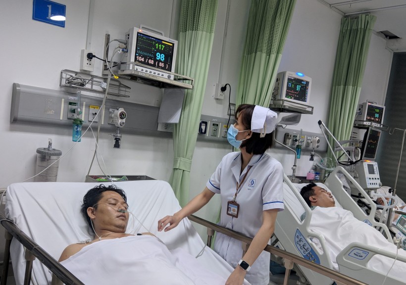 Điều dưỡng BV nhân dân Gia Định chăm sóc bệnh nhân.