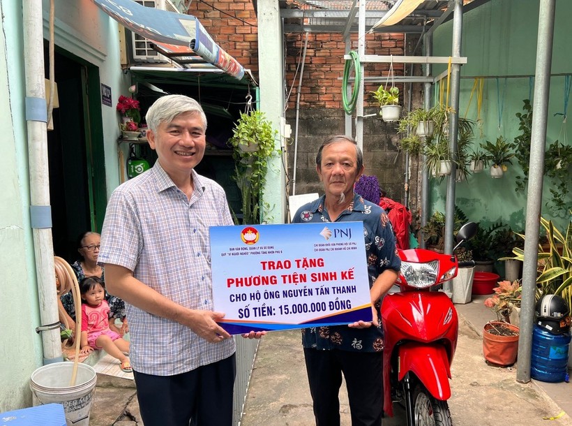 Ông Nguyễn Tấn Thanh được hỗ trợ chiếc xe máy để có phương tiện nuôi sống gia đình. 