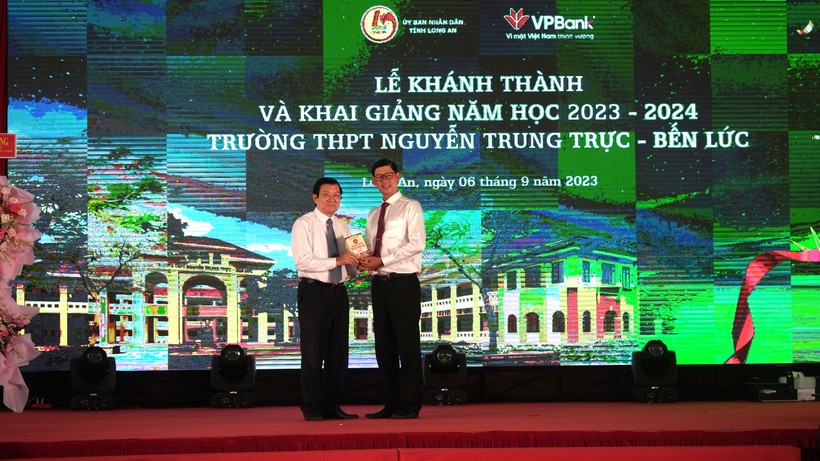 Nguyên Chủ tịch nước Trương Tấn Sang tặng sách cho Trường THPT Nguyễn Trung Trực. 