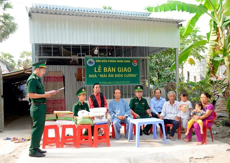 Đại diện Đồn biên phòng Nhơn Hưng công bố Quyết định trao nhà cho gia đình ông Phạm Văn Út