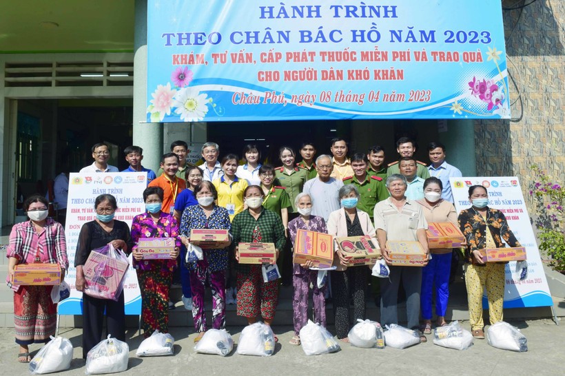 Tuổi trẻ Công an tỉnh An Giang tổ chức khám bệnh, cấp thuốc miễn phí và tặng quà cho người nghèo huyện Châu Phú.