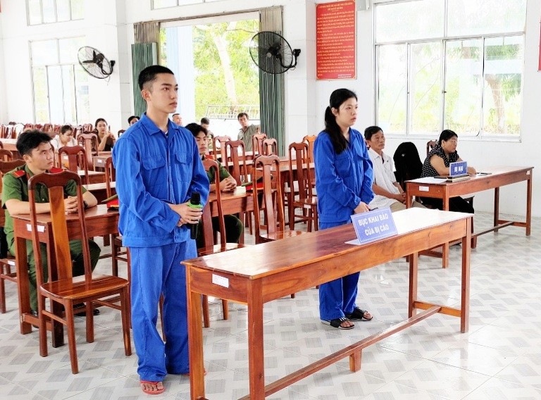 Bị cáo Đỗ Duy Khánh và Nguyễn Thị Kim Thoa tại phiên tòa (ảnh: Nghiêm Túc) 